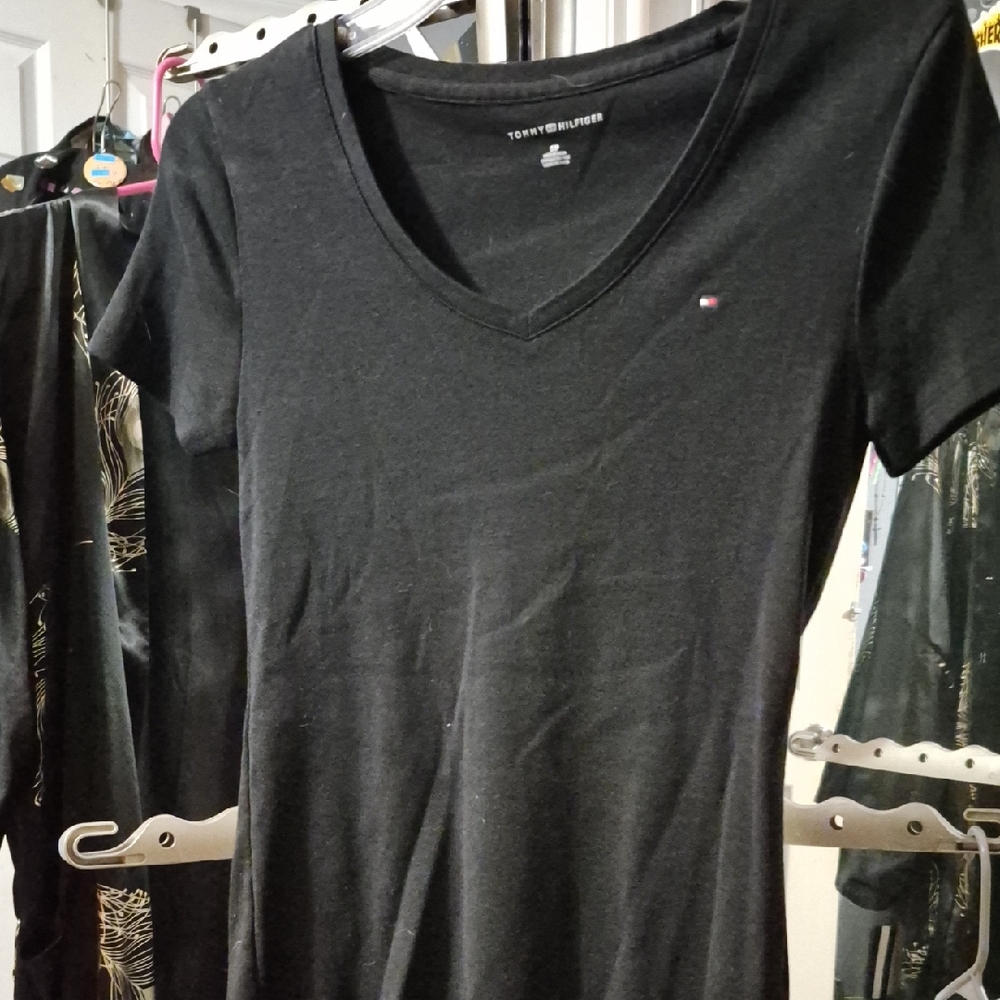 Tommy Hilfiger Women's Black Short Sleeve V-Neck Tee